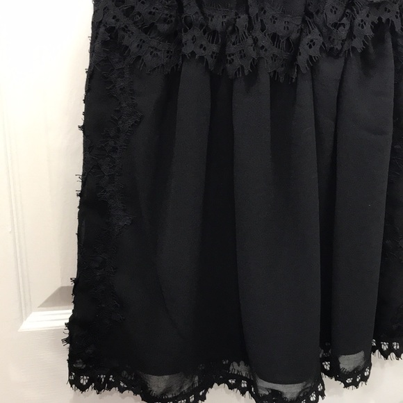 Max Studio lace v-neck tank. Size Small NWT - Picture 5 of 7